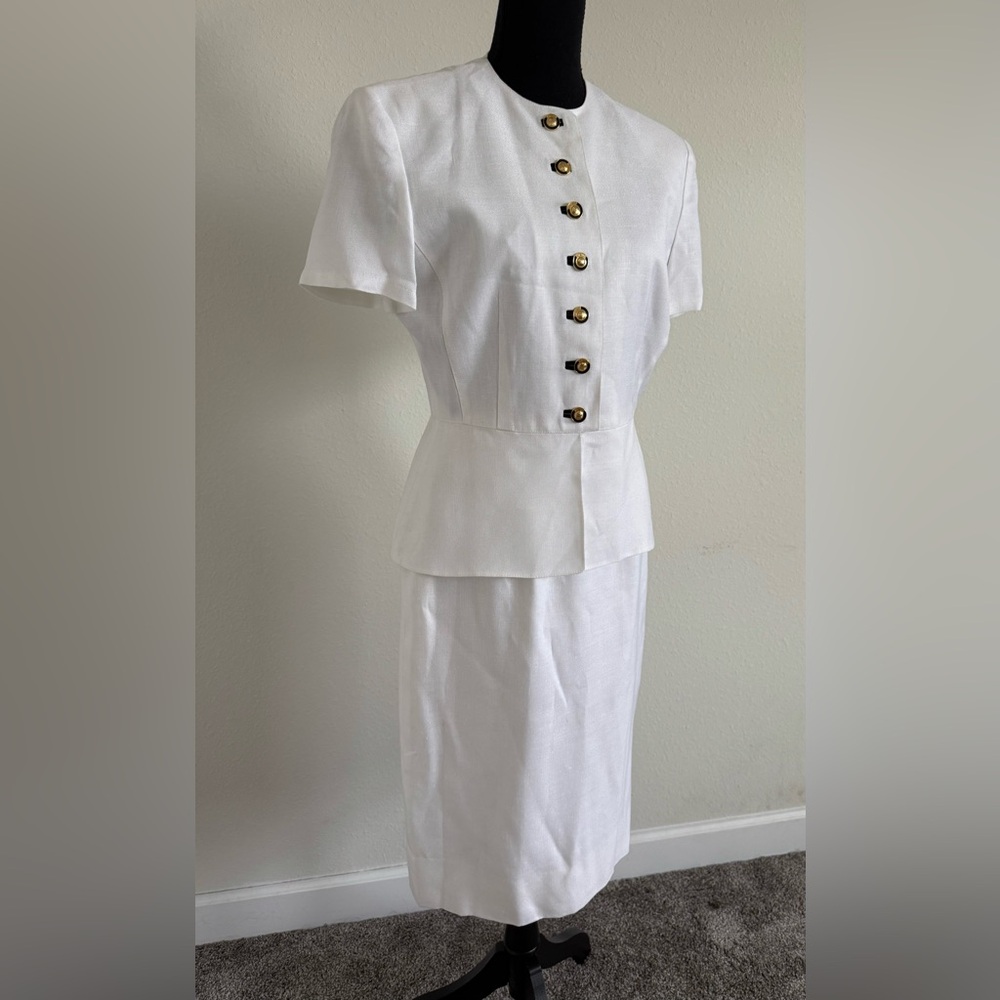 Louis Feraud White Pencil Skirt Suit
NWOT size 8